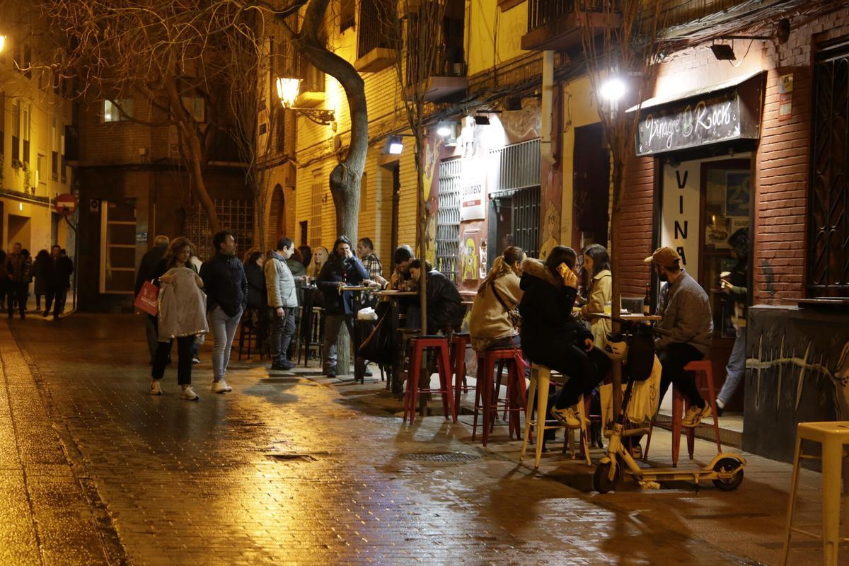 Un bar con la terraza llena en una tarde de 'juepincho'