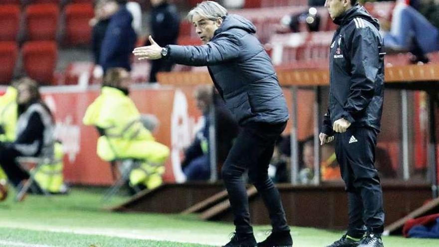 Natxo González da instrucciones en la banda ayer contra el Sporting.