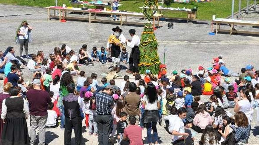 Uno de los talleres tradicionales, ayer, en Pazos de Borbén. // FdV