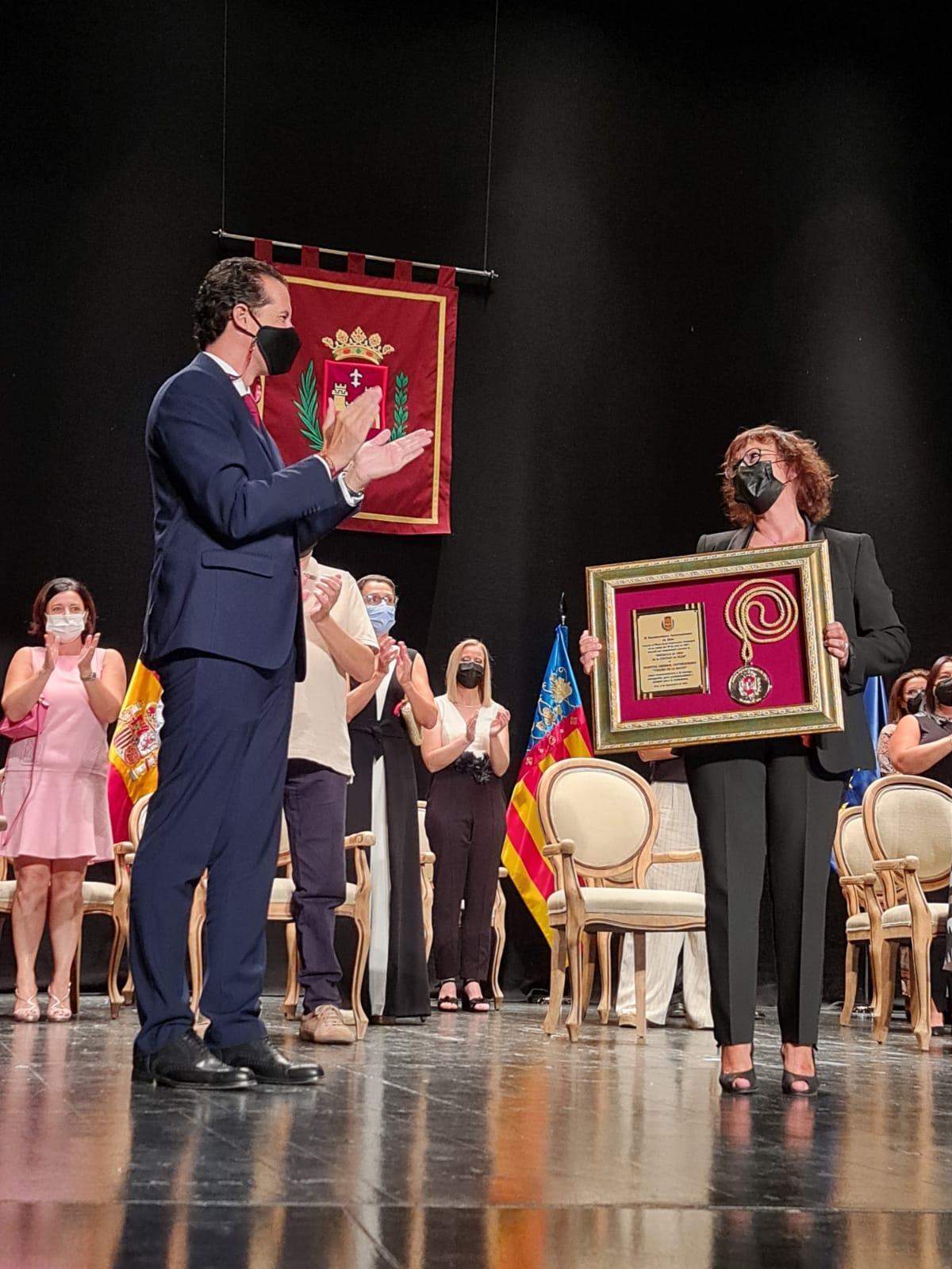 La entrega de la Medalla de Oro a cargo del alcalde Rubén Alfaro.