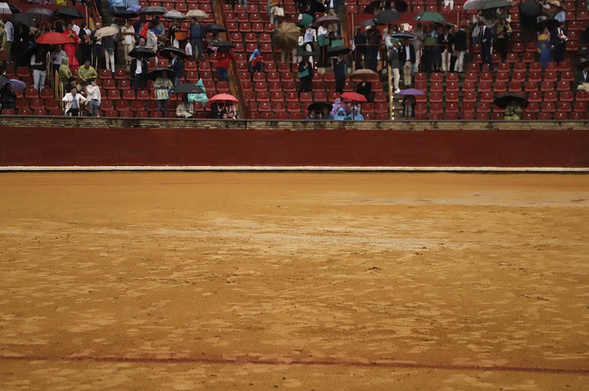 El aplazamiento de la corrida de Domingo Hernández en Córdoba, en imágenes