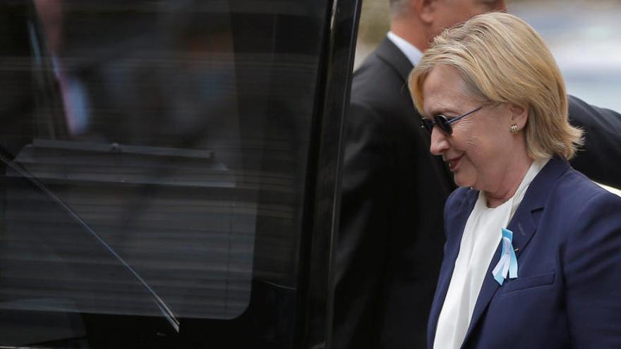 Hillary Clinton saliendo de la casa de su hija.