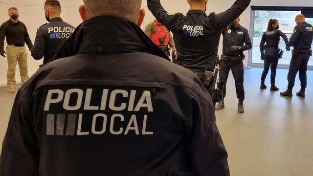 Un momento durante los cursos de la policía local| AYUNTAMIENTO SANTA EULÀRIA