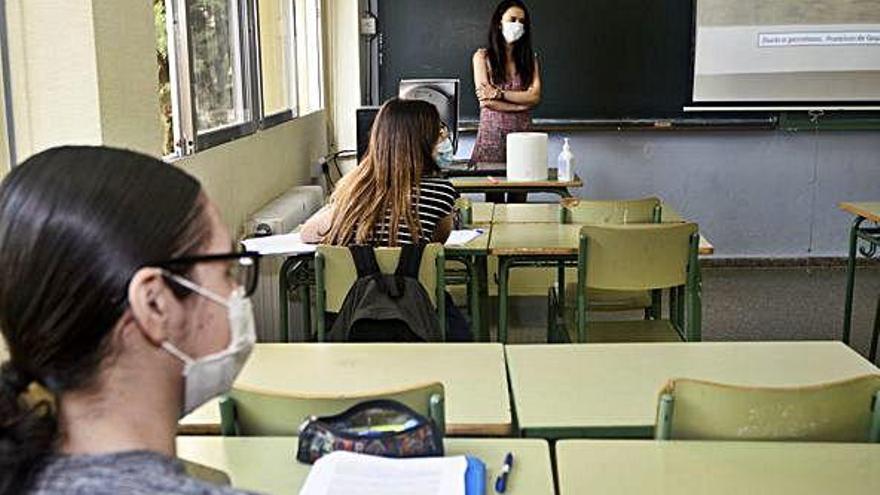 Varios alumnos repasan en clase el temario de la Ebau.