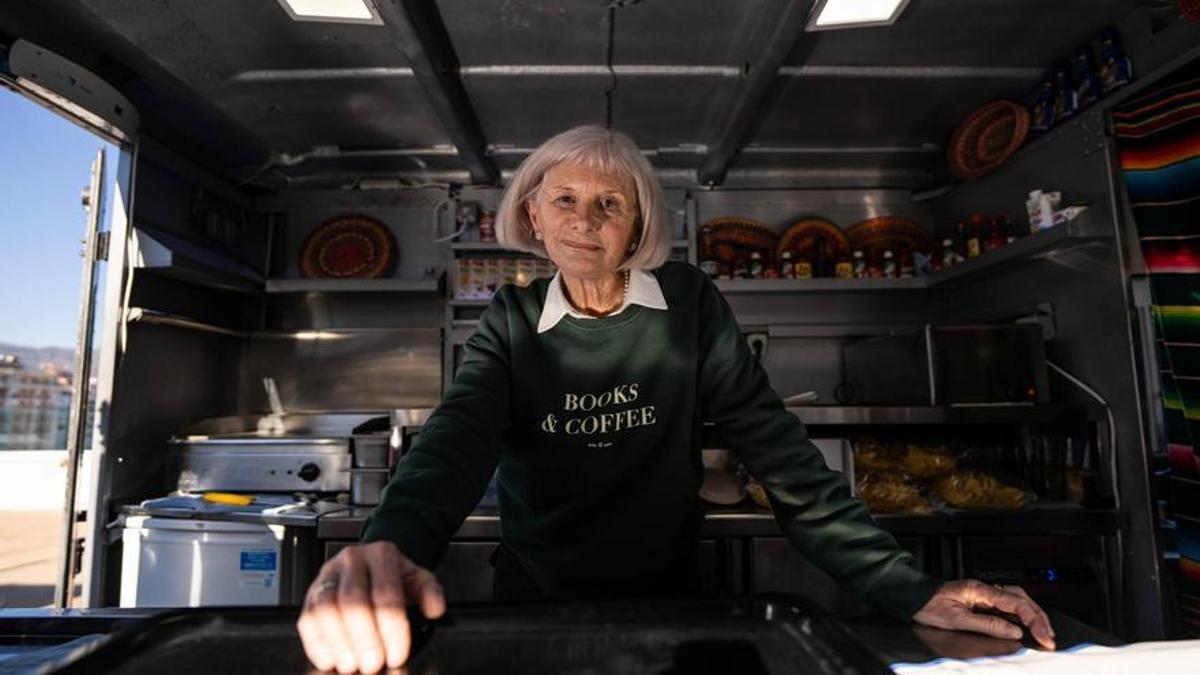 Alicia Giménez Bartlett, en el interior de una 'food truck', en la terraza de El Corte Inglés de Diagonal, en Barcelona.