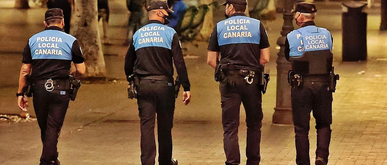 Policías locales en unaiomagen de archvo antes de afrontar una actuación en la noche del fin de semana.