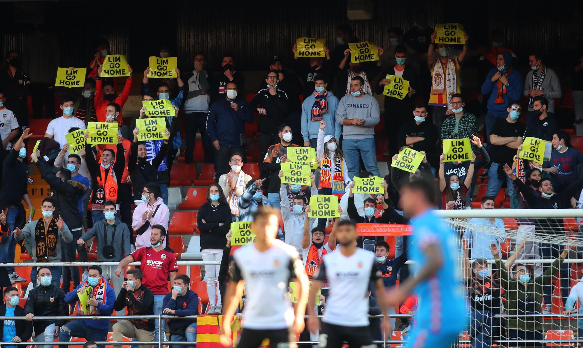 Protesta contra Lim en Mestalla