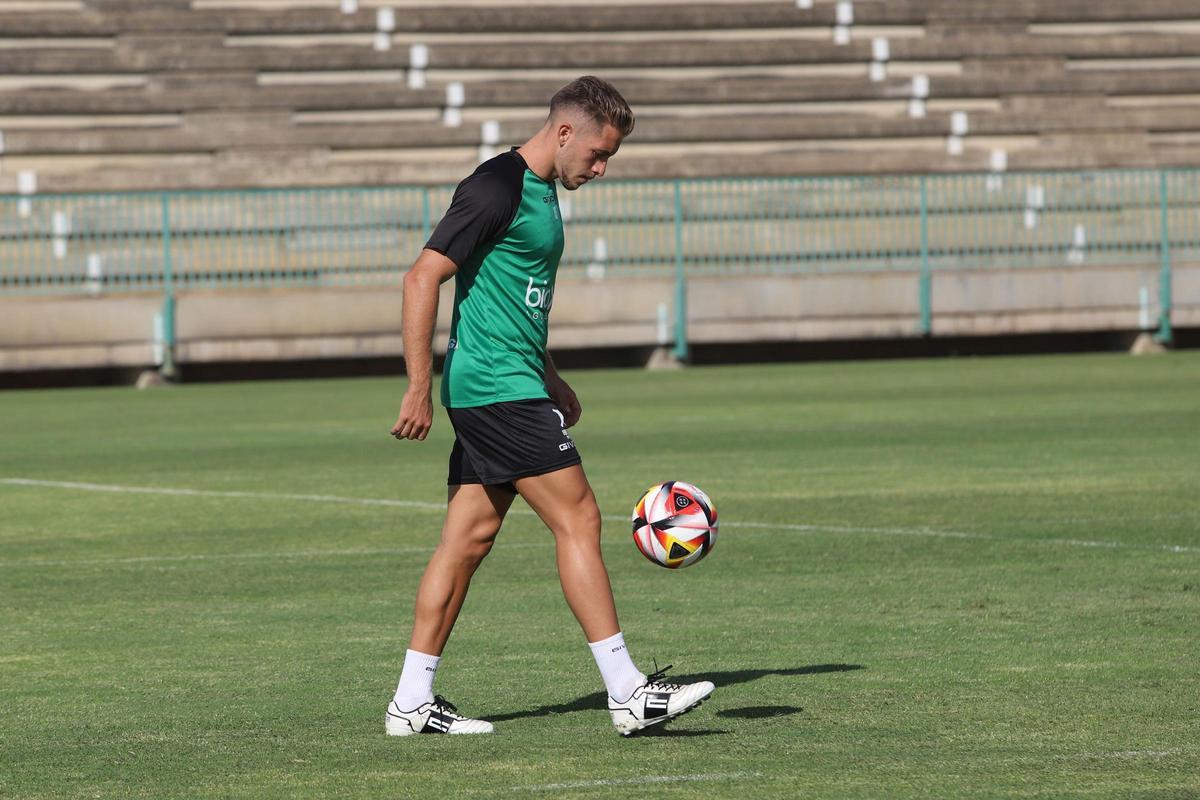 Isma Ruiz toca balón durante un entrenamiento del Córdoba CF en la Ciudad Deportiva.