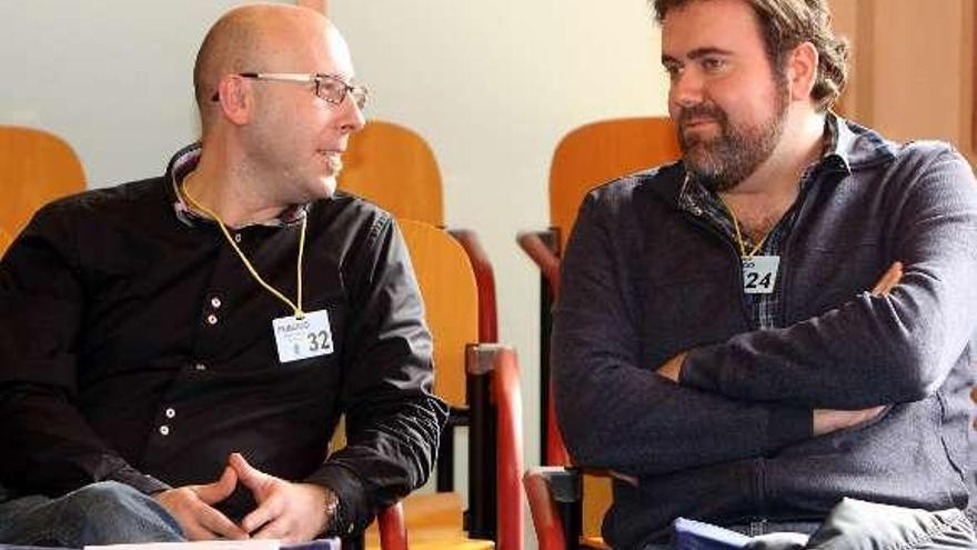 Francisco Riveiro (izquierda) y Rubén Pérez, coordinadores locales de Anova y Esquerda Unida, durante un pleno.  // Marta G. Brea