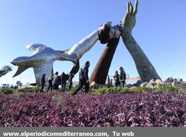 Galería de fotos: Cae la estatua de Ripolles