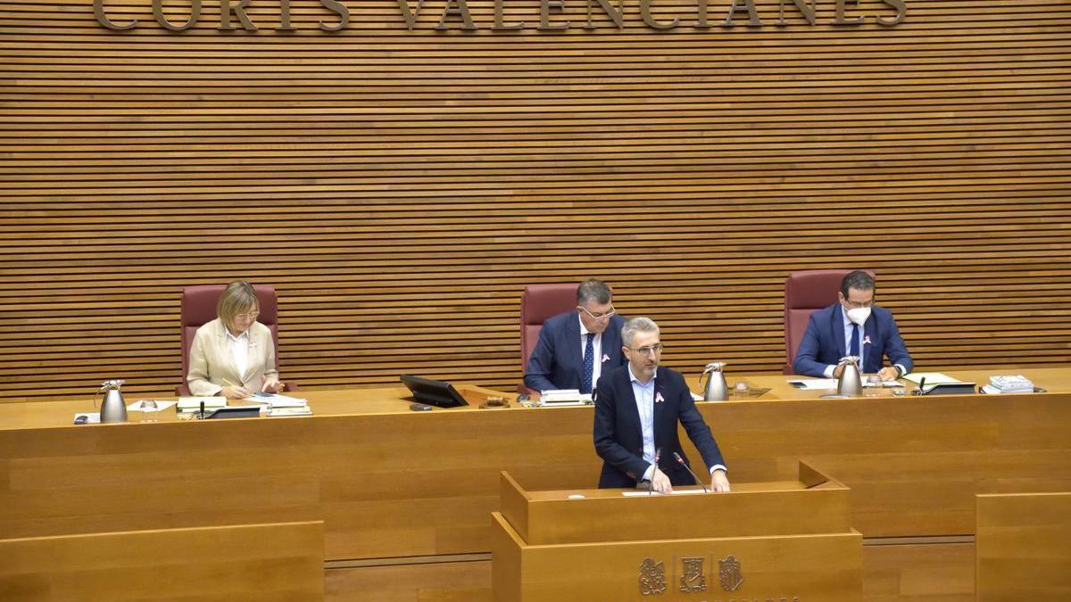 El conseller de Hacienda, Arcadi España, presenta en las Cortes el decreto para articular las ayudas a los hoteleros del Imserso.
