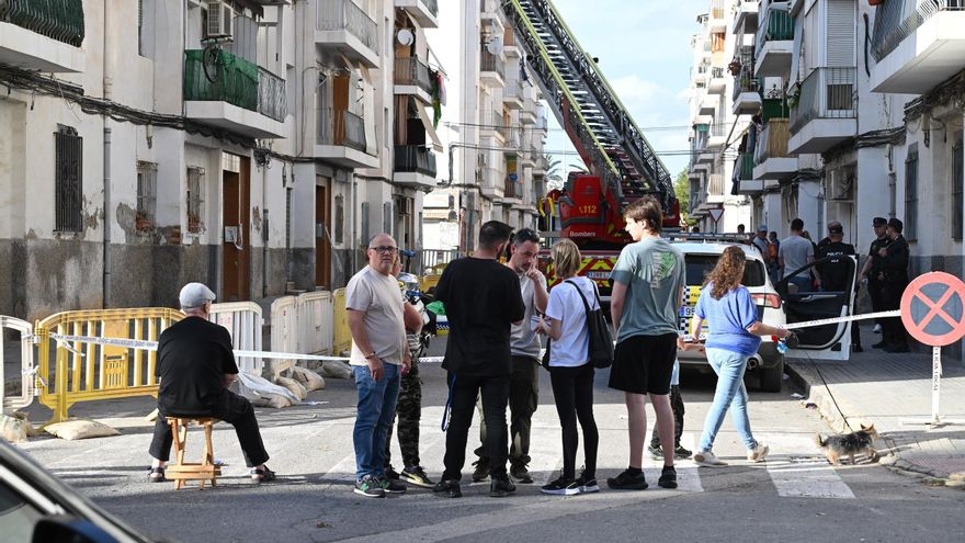 Así están sacando los bomberos las pertenencias de los vecinos desalojados de San Antón en Elche