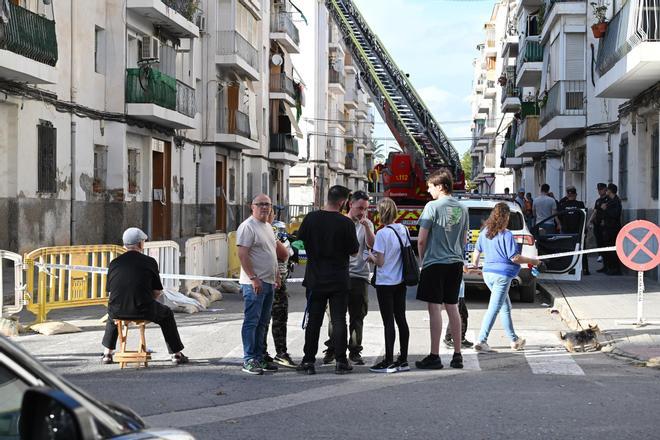 Así están sacando los bomberos las pertenencias de los vecinos desalojados de San Antón en Elche