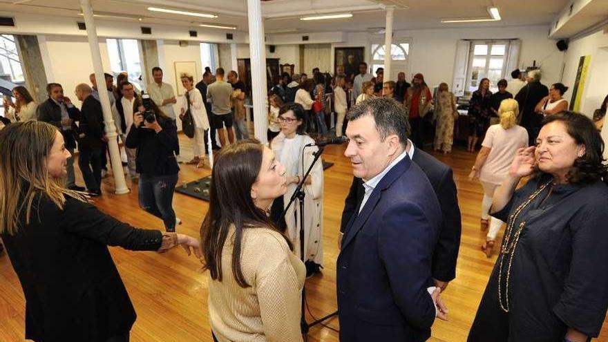 Román Rosdríguez charla con la viuda de Manuel Moldes, durante la clausura. // Bernabé/Javier Lalín