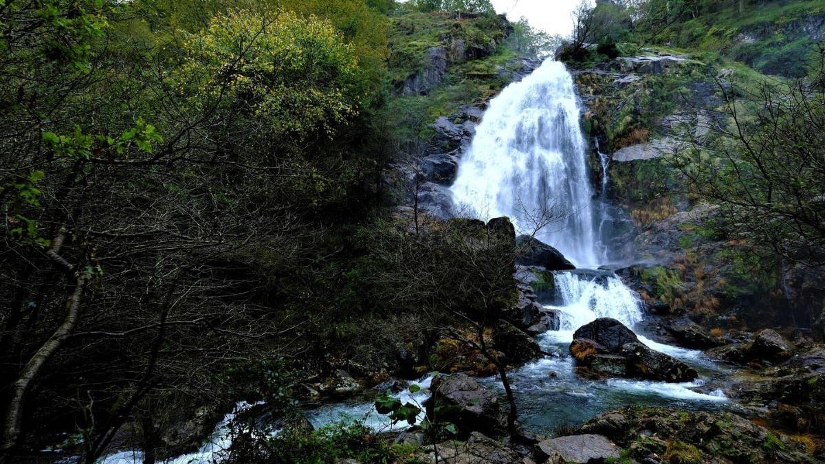 Este salto de agua de casi cincuenta metros se muestra más espectacular durante esta época del año.