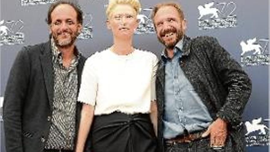 El director Luca Guadagnino i els actors Tilda Swinton i Ralph Fiennes.