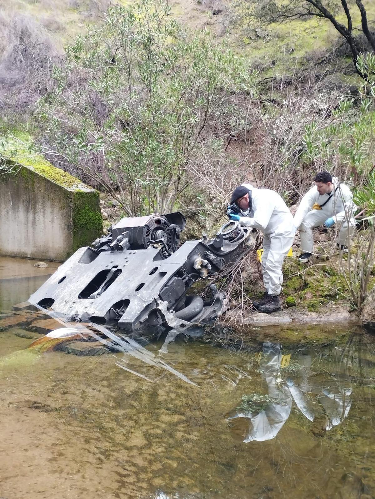Agentes de Criminalística de la Guardia Civil, junto al boje hallado lejos de la ozna cero del accidente de Adamuz