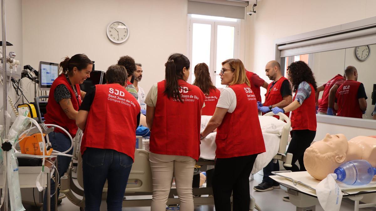 Varios alumnos llevando a cabo una simulación clínica.