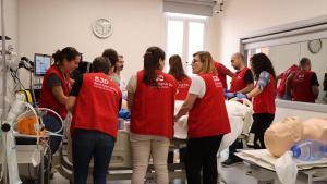 Varios alumnos llevando a cabo una simulación clínica