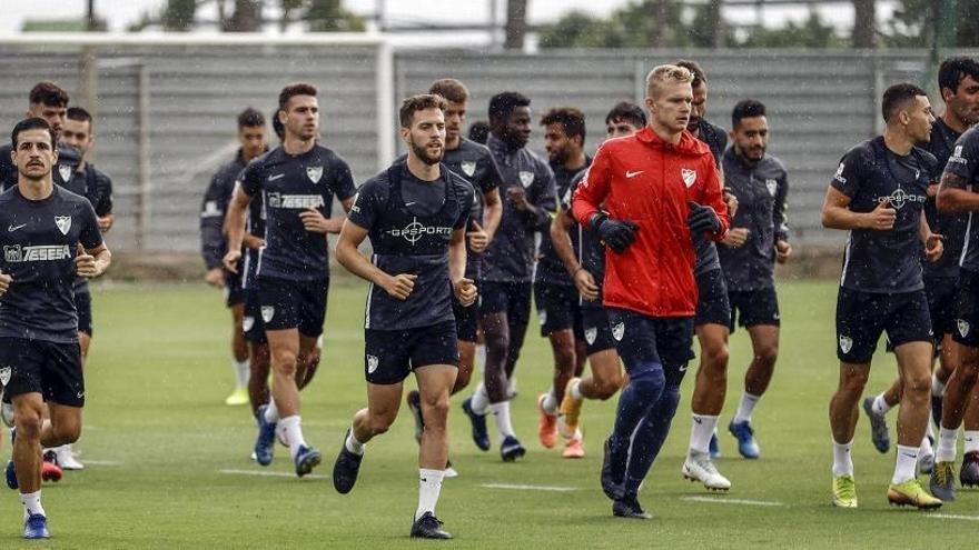 Los blanquiazules, bajo la lluvia, completaron el entrenamiento de ayer.