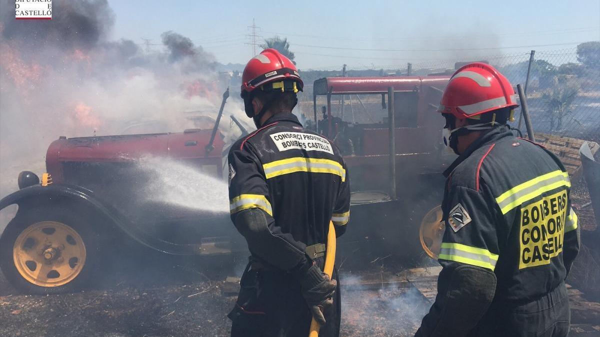 Un incendio calcina dos vehículos y un solar de cultivo abandonado en Almassora