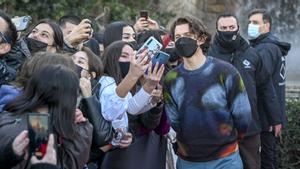 El actor Tom Holland, rodeado de fans, en Barcelona, este lunes.