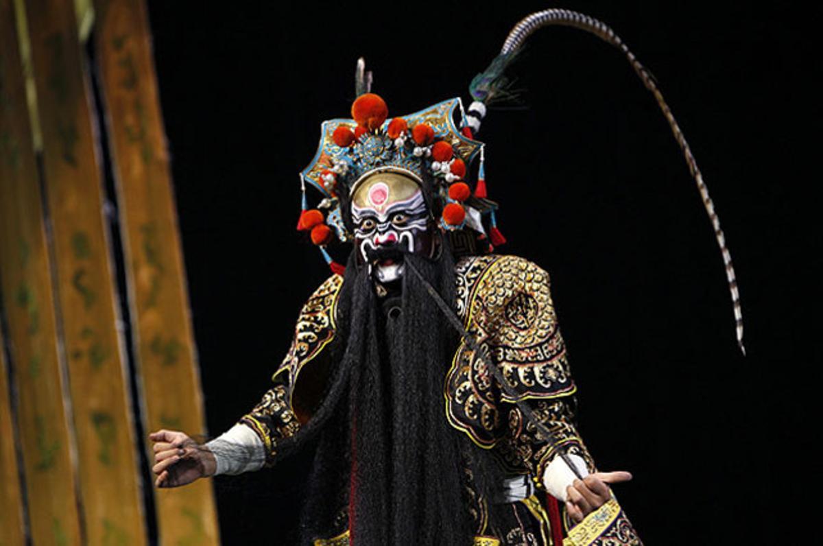 Estudiants de l’Acadèmia Nacional d’Arts del teatre Xinès presenten una obra tradicional per celebrar el Dia dels nens, a Pequín.