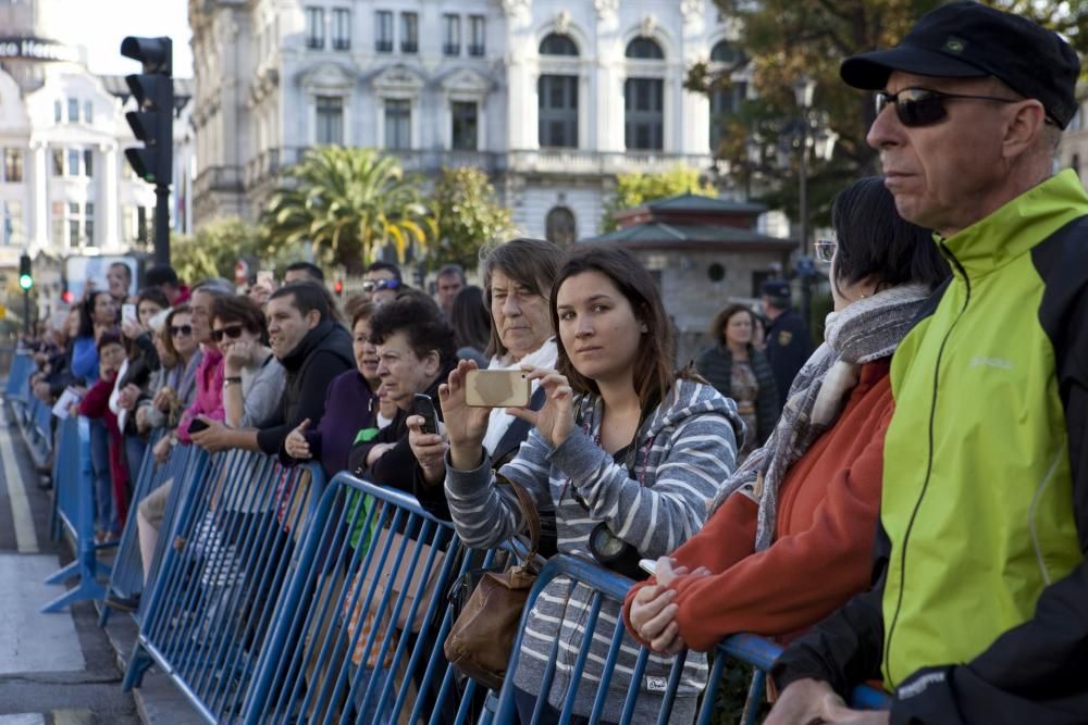 Ambiente en la calle durante la entrada a los premios y concentración antimonarquía