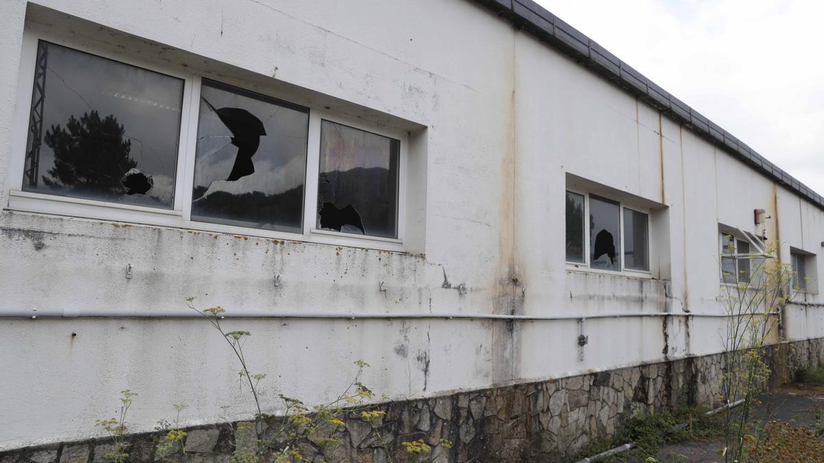 Destrozos en ventanas del edificio.