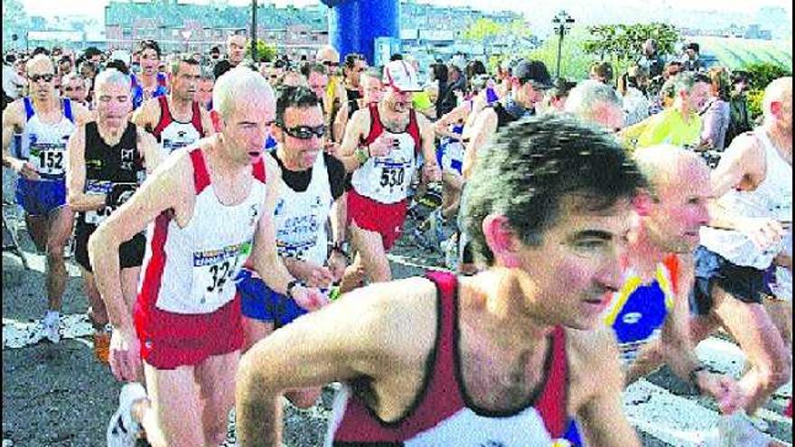 Los corredores inician la media maratón de Oviedo tras darse la salida en Los Prados.