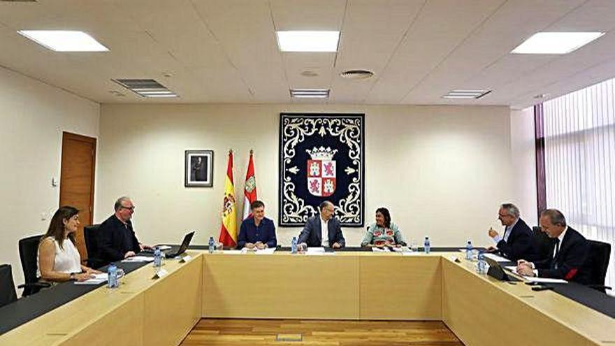 La Mesa de las Cortes se reúne por primera vez en la X Legislatura bajo la presidencia de Luis Fuentes.