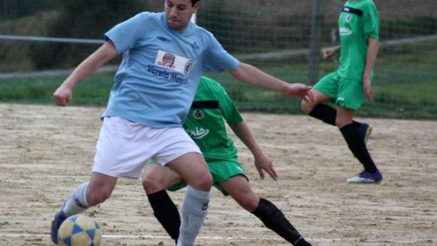 Un jugador del Estudiantil protege el balón durante el encuentro disputado ayer. // Bernabé/Cristina M. V.