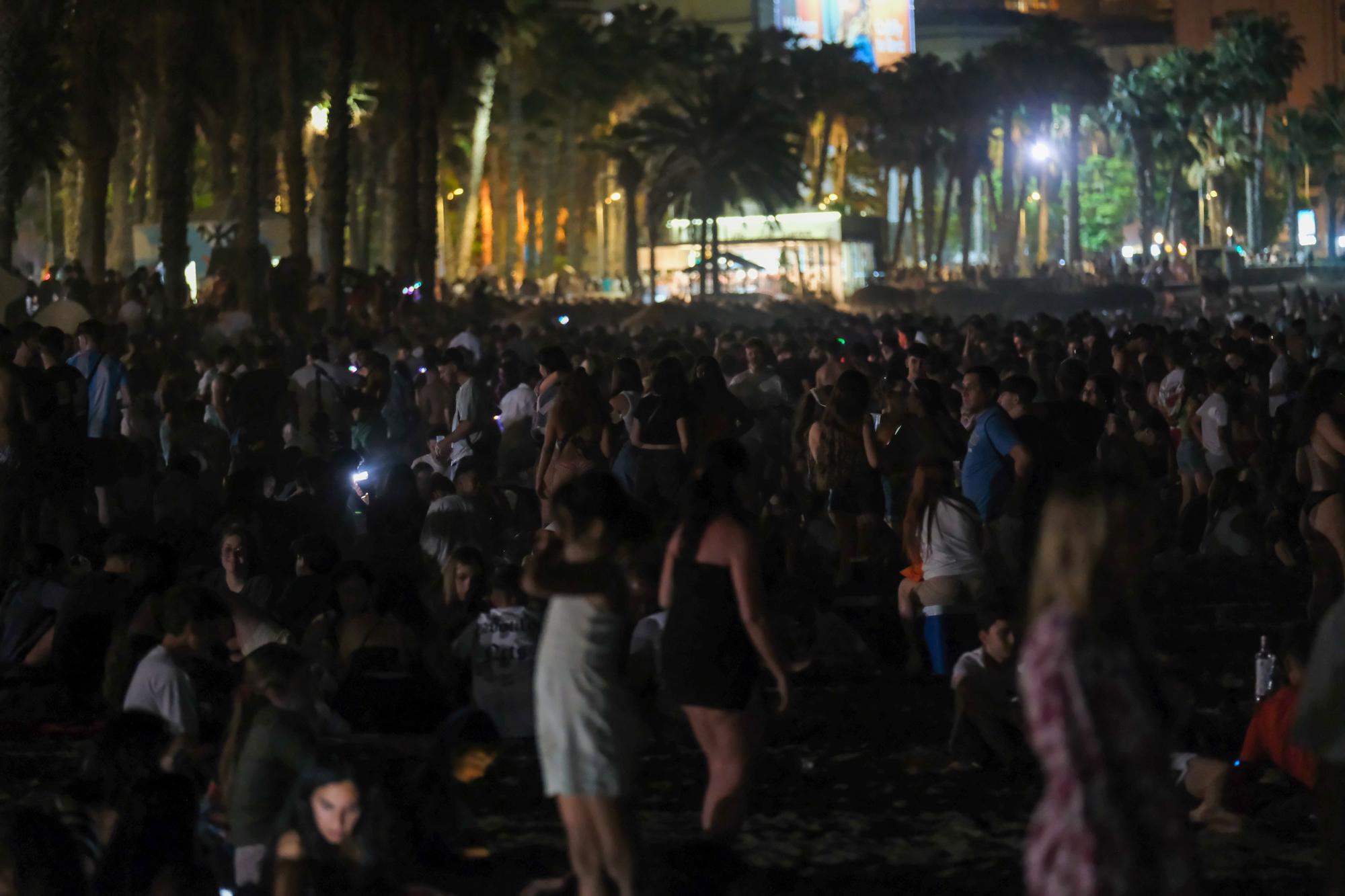 Málaga celebra una noche de San Juan llenando las playas de hogueras y fiesta