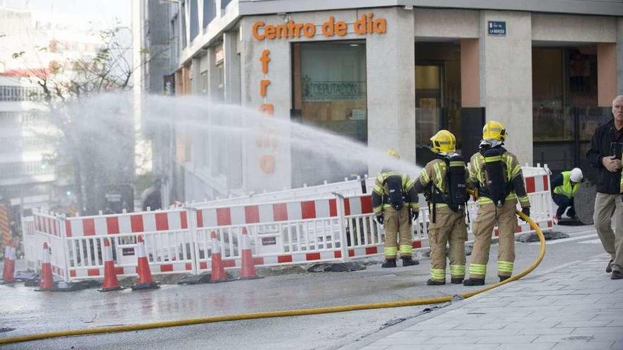 Los Bomberos actúan frente al centro de día que fue evacuado por el escape de gas.