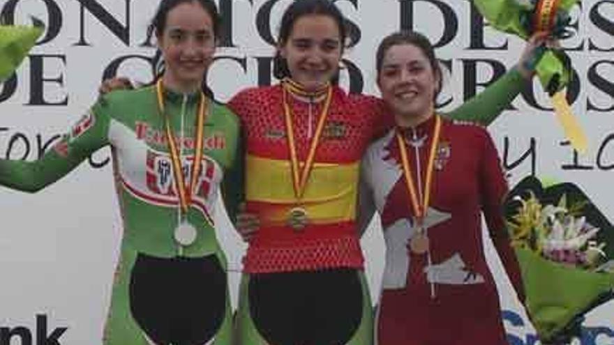 Sara Yusto, a la derecha, en el podio cadete femenino.