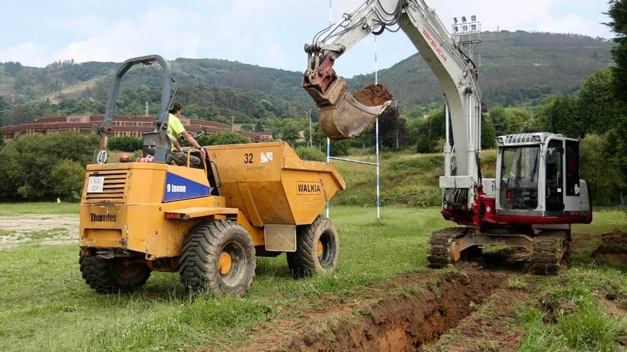 Una pala excavadora, ayer, durante el inicio de los trabajos de mejora del campo del Oviedo Rugby.