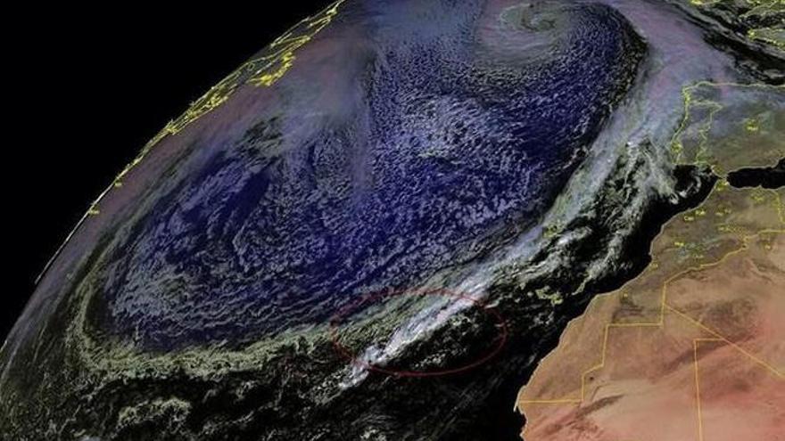 La gran borrasca del Atlántico Norte, con el frente, en el círculo que afecta a las islas desde las últimas horas de ayer.