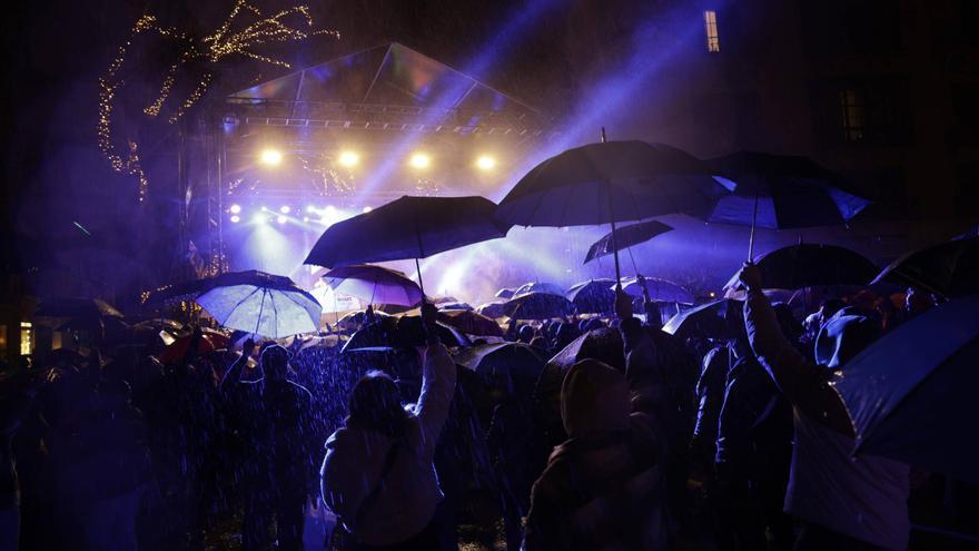 Revetla de Sant Sebastià: Suspenden la música en dos plazas de Palma por la lluvia, pero en las tres restantes sigue la fiesta