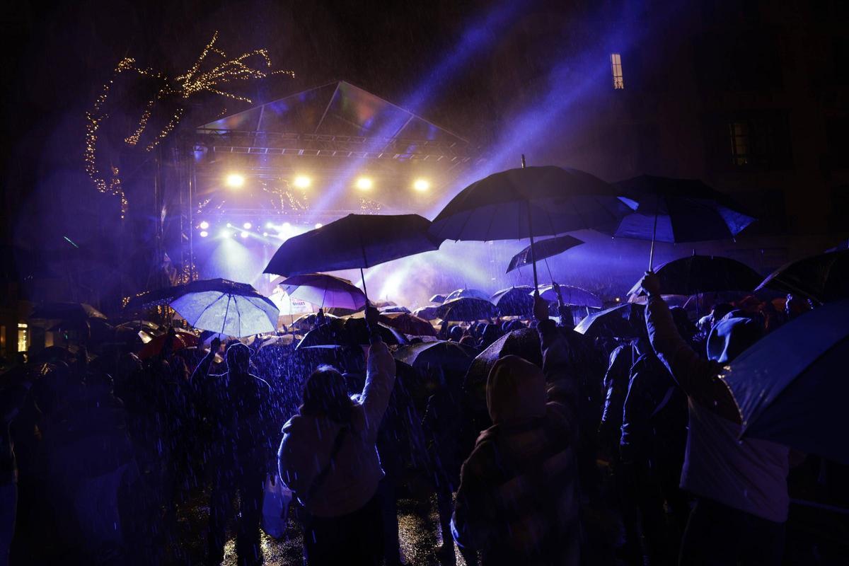 En la plaza de la Reina el público y los artistas han resistido bajo la lluvia