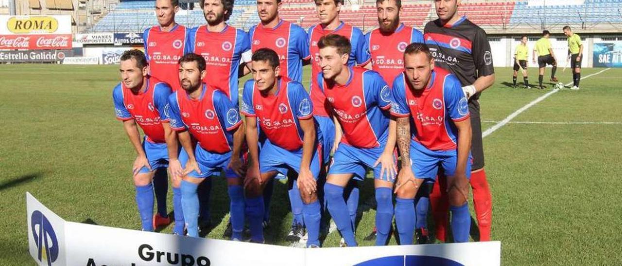 La primera formación de la Unió n Deportiva Ourense en la presente temporada ante el Arnoia en O Couto. // Iñaki Osorio