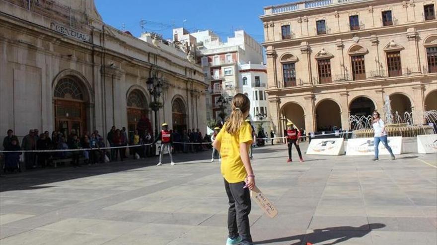Menores jugando el mundial de boli en Castelló.