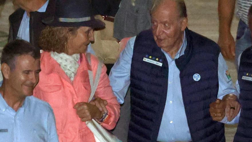 El rey Juan Carlos I y la infanta Elena regresando a puerto tras la cena en alta mar, a 30 de septiembre de 2023, en Sanxenxo (Galicia, España).