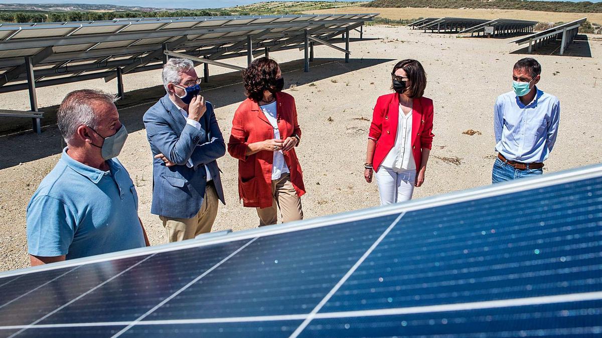 Los consejeros de Agricultura de Aragón y Navarra, junto a la alcaldesa de Ejea, visitaron la planta solar que abastece a la estación de bombeo. | SERVICIO ESPECIAL