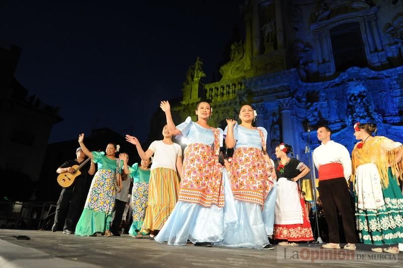 La Antorcha de la Amistad y el Moneo brillan en colores con motivo de este Festival Internacional de Folclore