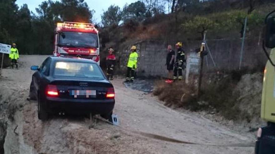 Los bomberos evitan que un vehículo se precipite por un barranco en Ibi