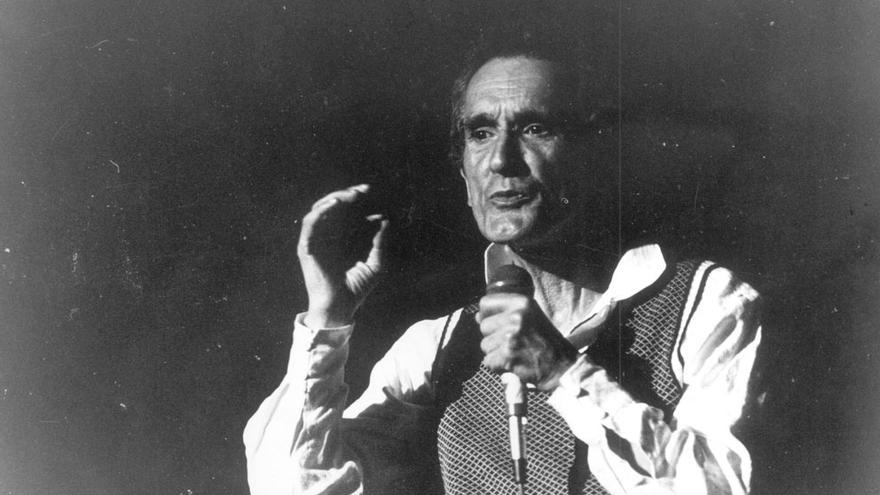 Carlos Oroza, poeta. Foto tomada el 21-5-1987 en un recital.