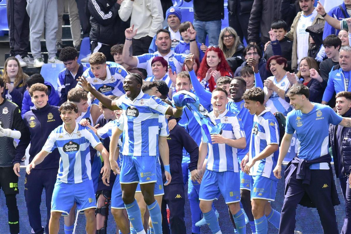 Victoria del Fabril: jugadores y afición celebran el 3-0 en Riazor Victoria del Fabril: jugadores y afición celebran el 3-0 en Riazor