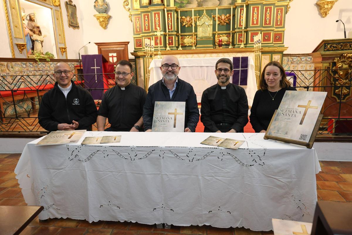 Representantes del Ayuntamiento de Sant Josep y párracos del municipio, durante la presentación del programa de Semana Santa 2026 en la iglesia de Sant Jordi