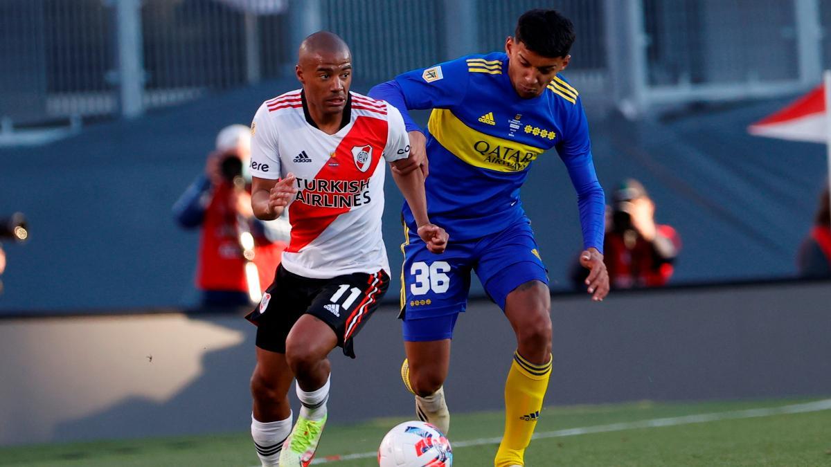 Cristian Medina, de Boca Juniors, pugna por el balón en un partido de la Liga argentina