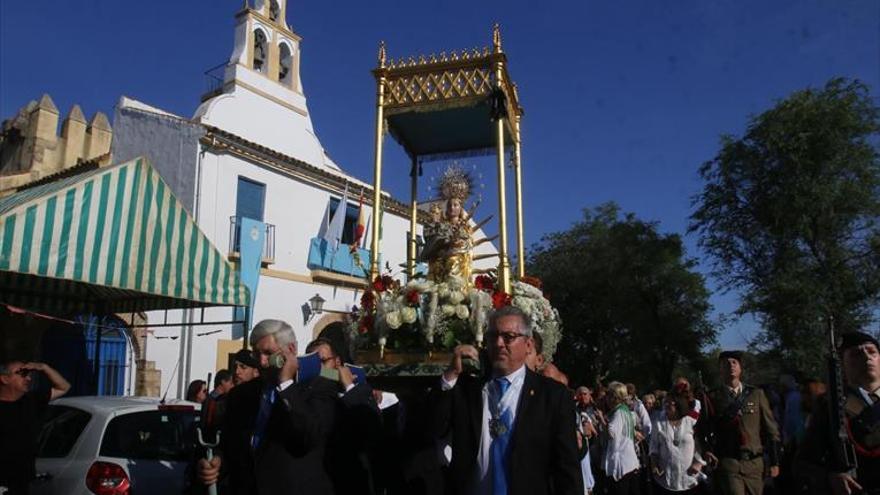 Procesión de la Virgen de Linares por los aledaños de su santuario